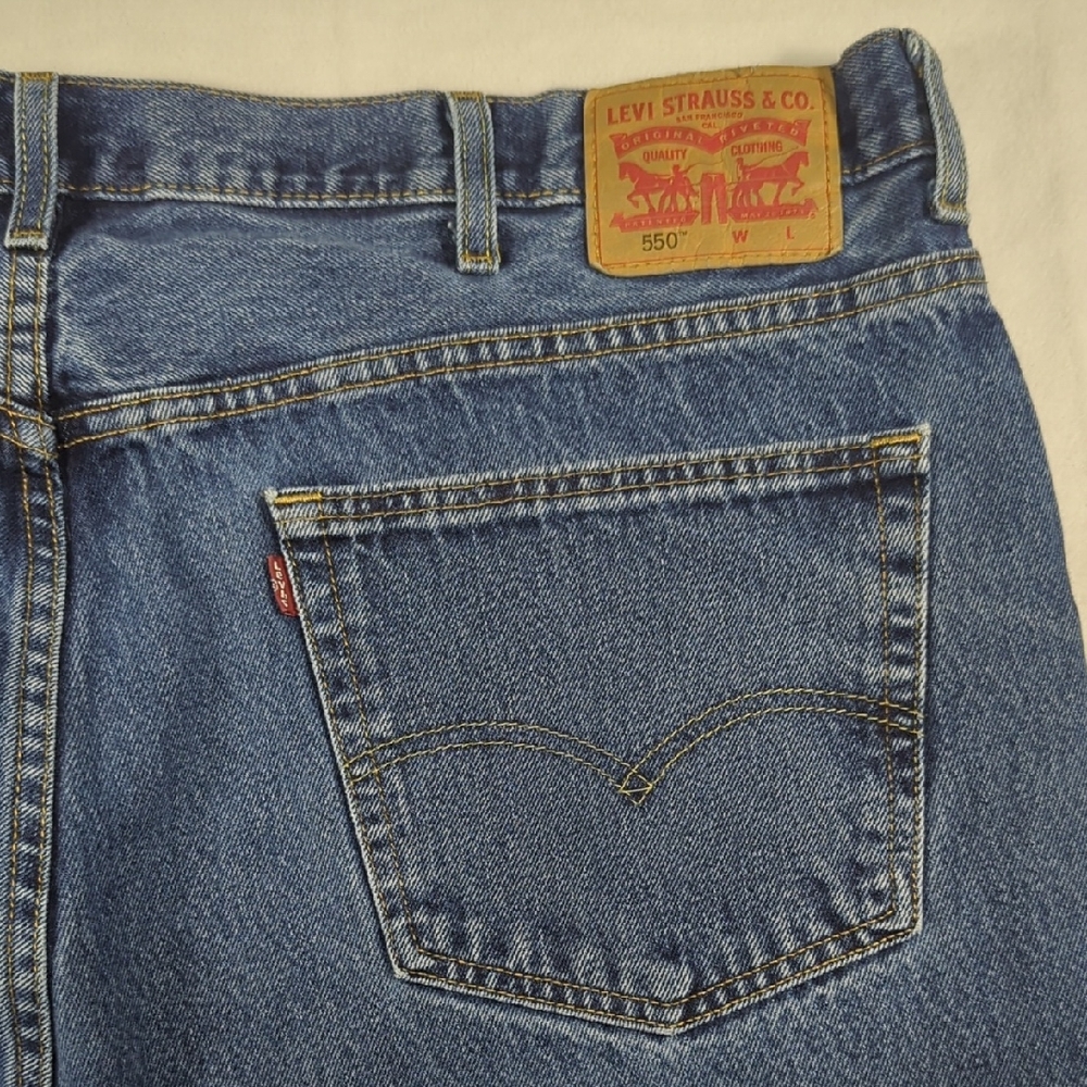 Levi's 550 Tapered Relaxed Fit Medium Wash‎ Mens Jeans Size 44
